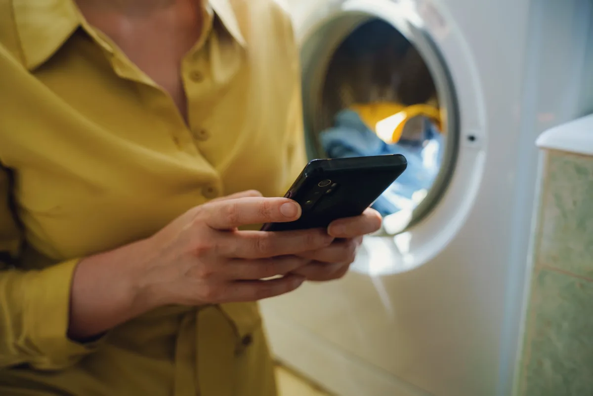 “En realidad, estoy poniendo la lavadora”: cuando el ‘sexting’ se convierte en la nueva manera de fingir y complacer