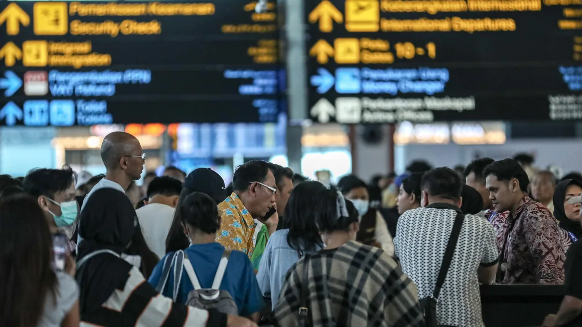Erupção de vulcão fecha sete aeroportos na Indonésia. Mais de 2.300 voos afetados
