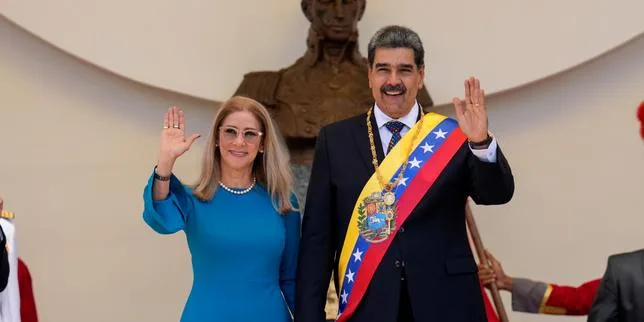 Nicolas Maduro et son épouse, Cilia Flores, poursuivis par la justice américaine pour « complot en vue de commettre des actes de torture »