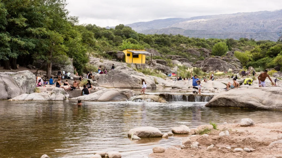 Tiene 2.000 habitantes, pero recibe miles de turistas al año: el pueblo de Córdoba rodeado de bosques, arroyos y cascadas