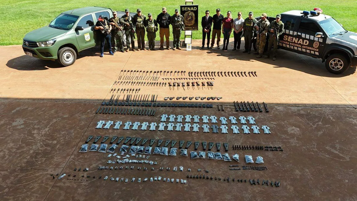 Senad entrega a militares os 30 fuzis apreendidos na fronteira com MS