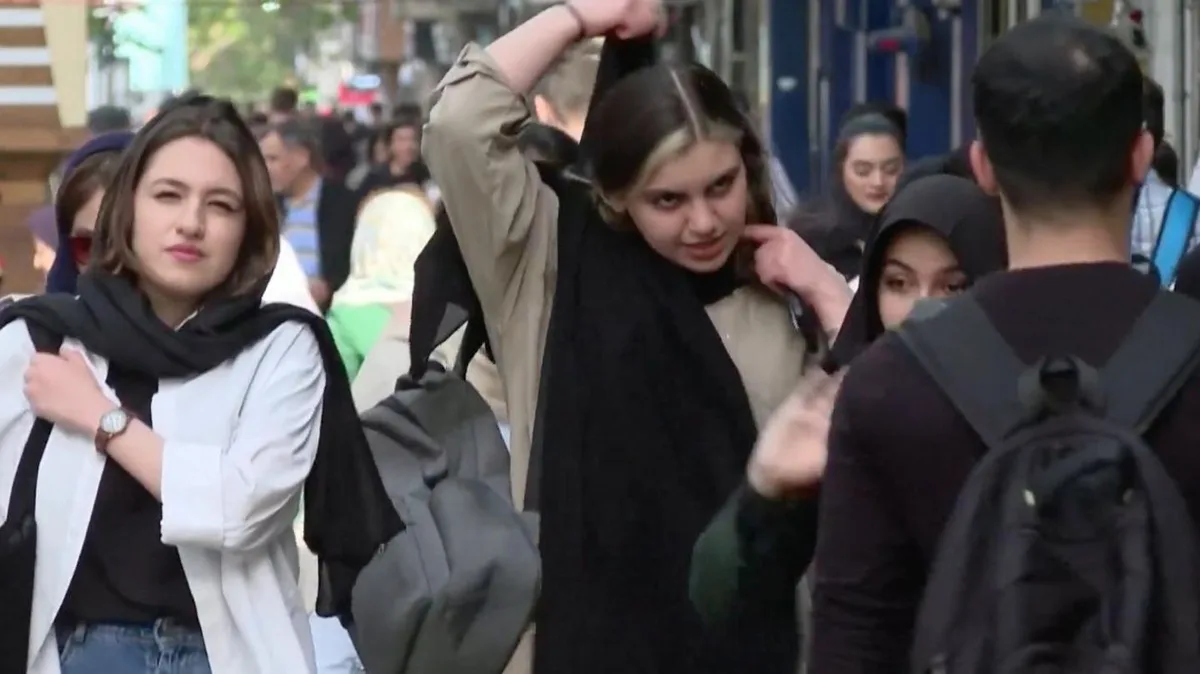 Druck auf Irans Frauen: „Halt’s Maul! Wie kannst du dich so anziehen?“