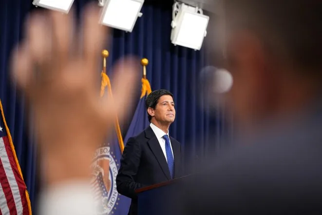 L’inflation «trop élevée» pousse la Fed à serrer la vis et à braver Trump