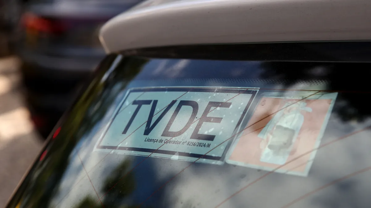 Da integração dos táxis ao selo obrigatório, entra hoje em vigor a nova lei dos TVDE