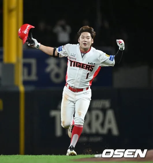 방망이 짧게 쥐고 4출루→멀티안타, 출루율 4할5푼2리에 클러치 능력까지...이런 리드오프가 10년째 백업이었다니, 박재현 AG 공백 메운다