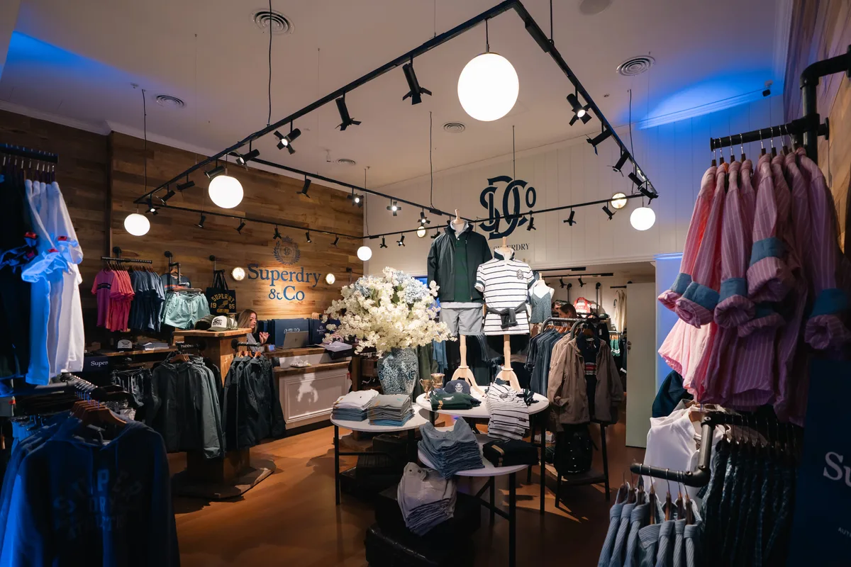Moda internacional: Superdry & Co abrió su primer local y proyecta expandirse en la región desde la Argentina