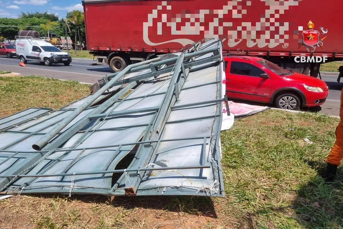 Outdoor na EPNB cai e derruba homem sobre carro no acostamento