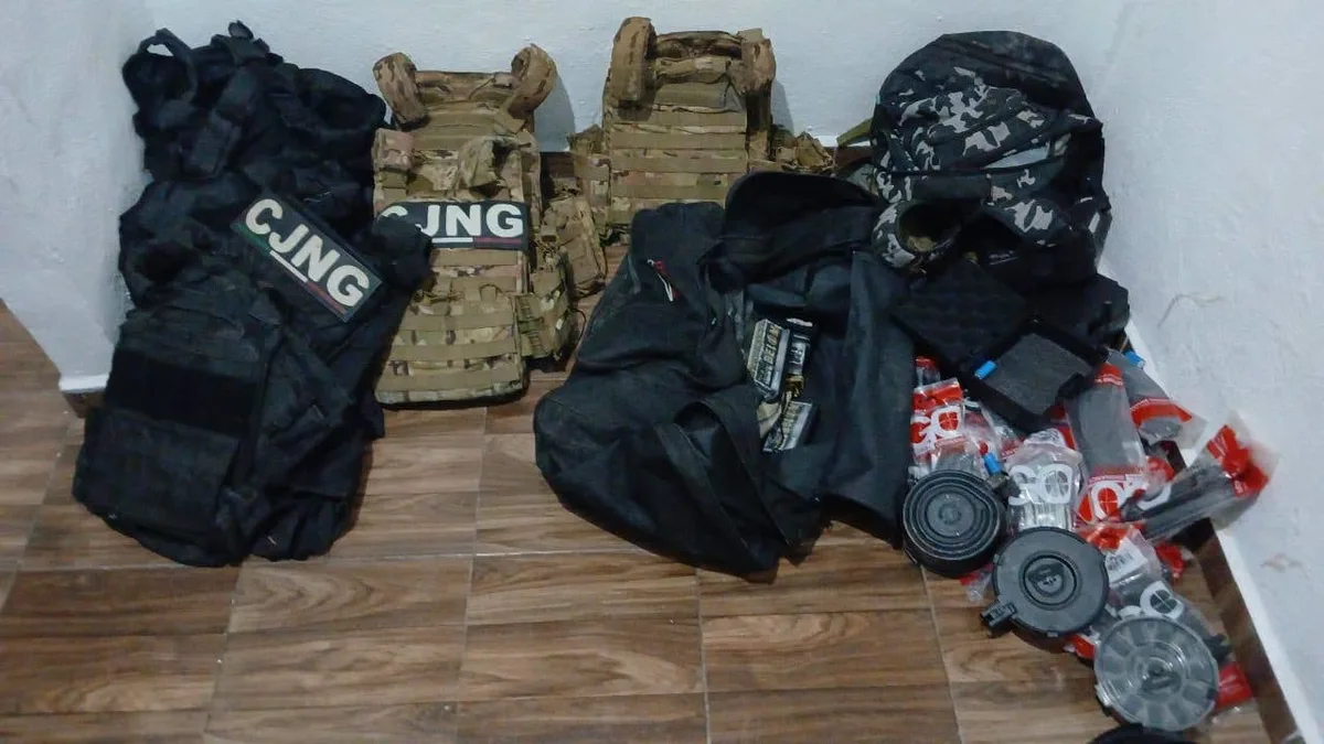Caen 2 presuntos integrantes del CJNG en casa de seguridad en Colima: Marina incauta arsenal y halla restos humanos