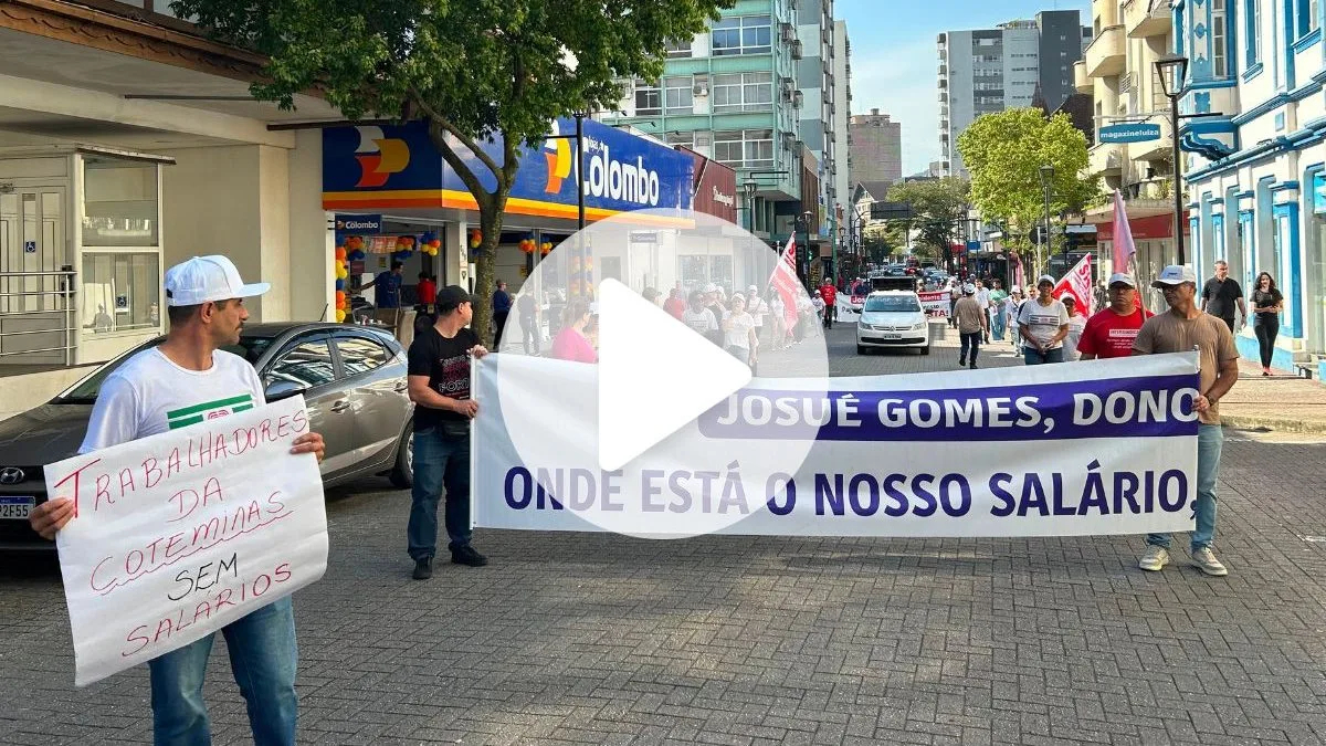 Trabalhadores não recebem pagamento, trancam principal rua de Blumenau e fazem apelo: ‘Cadê nosso salário?’