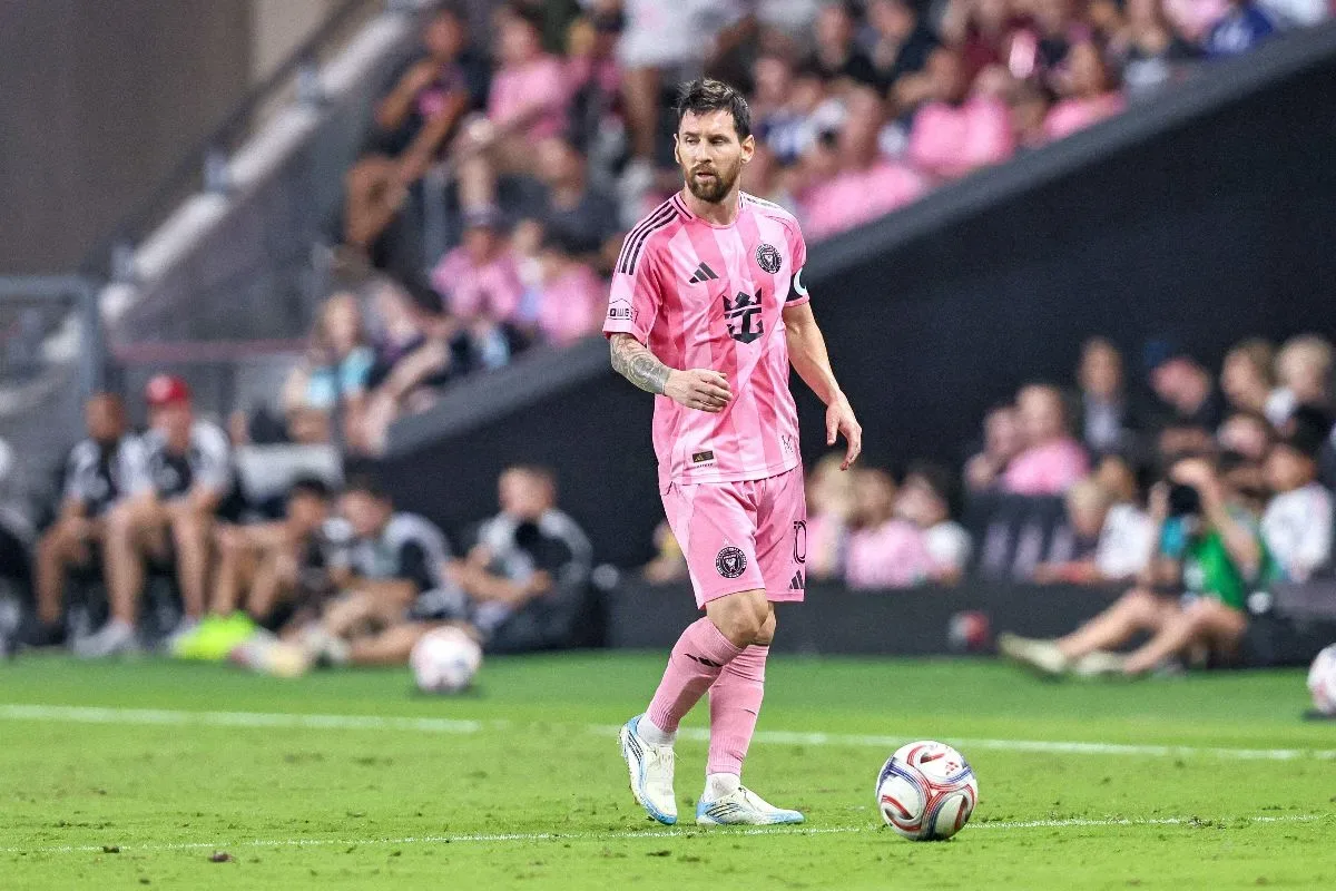 Messi marca duas vezes, chega a 936 gols e fica mais perto dos mil na carreira