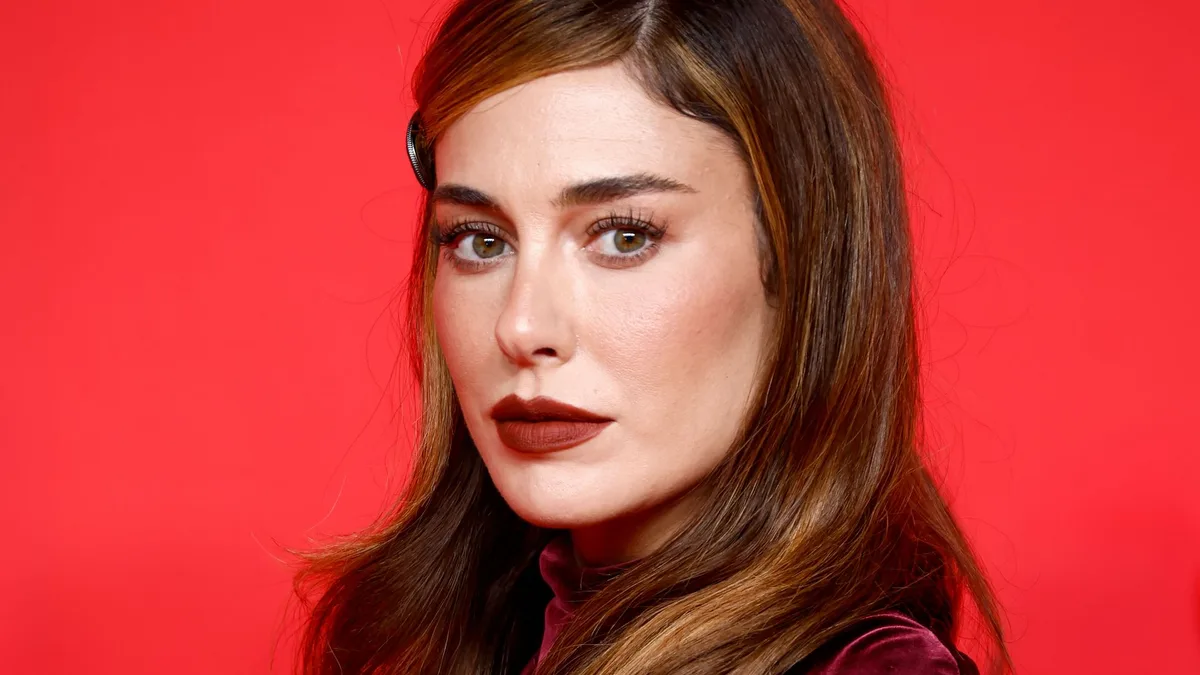 Blanca Suárez recupera en San Sebastián el peinado de los 60 que aporta volumen al pelo fino sin cardar