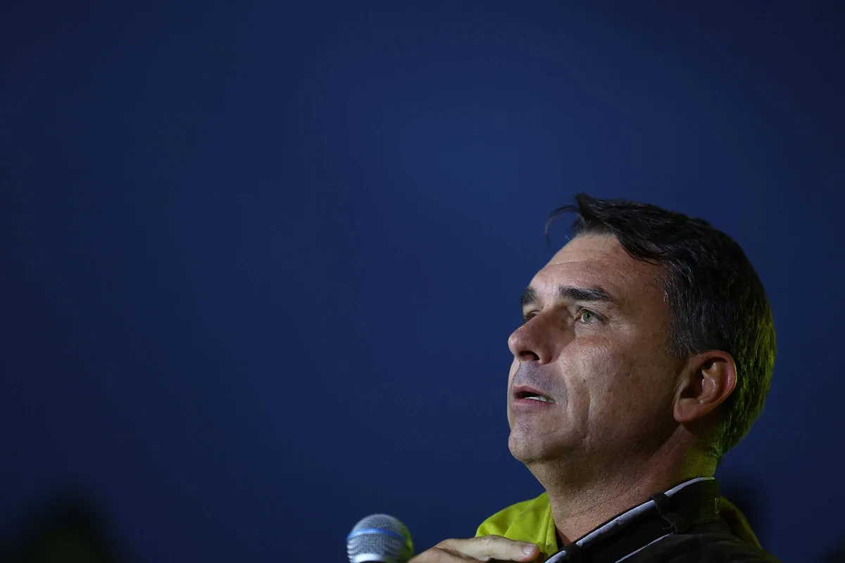 Bet de investigado por fraude do INSS pagou voos de Flávio Bolsonaro na Europa