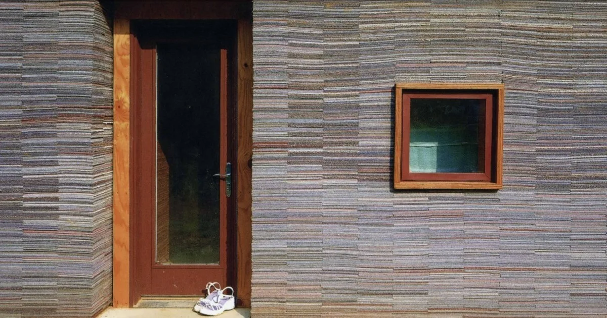 En 2002, estudiantes de arquitectura de Alabama apilaron 72.000 baldosas de alfombra desgastadas en las paredes de una casa familiar; ahora Rural Studio ha construido más de 200 proyectos