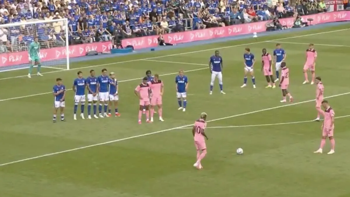 Vídeo: o golaço de Angulo, ao ângulo, no Ipswich-Sunderland