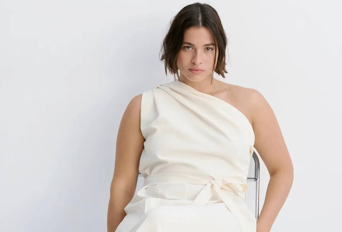 Los 7 monos blancos de Mango y El Corte Inglés que solucionan cualquier look con una sola prenda