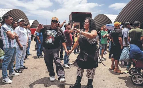Con mandil puesto y al ritmo de sonidero, festejan en la Central de Abasto; se cumplen 39 años del mercado de flores