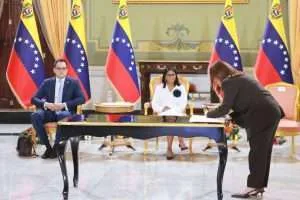 Venezuela revisa cooperación energética con empresas estratégicas internacionales