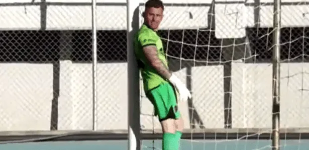Goleiro protesta, 'gruda' na trave e se nega a defender pênalti na Bolívia