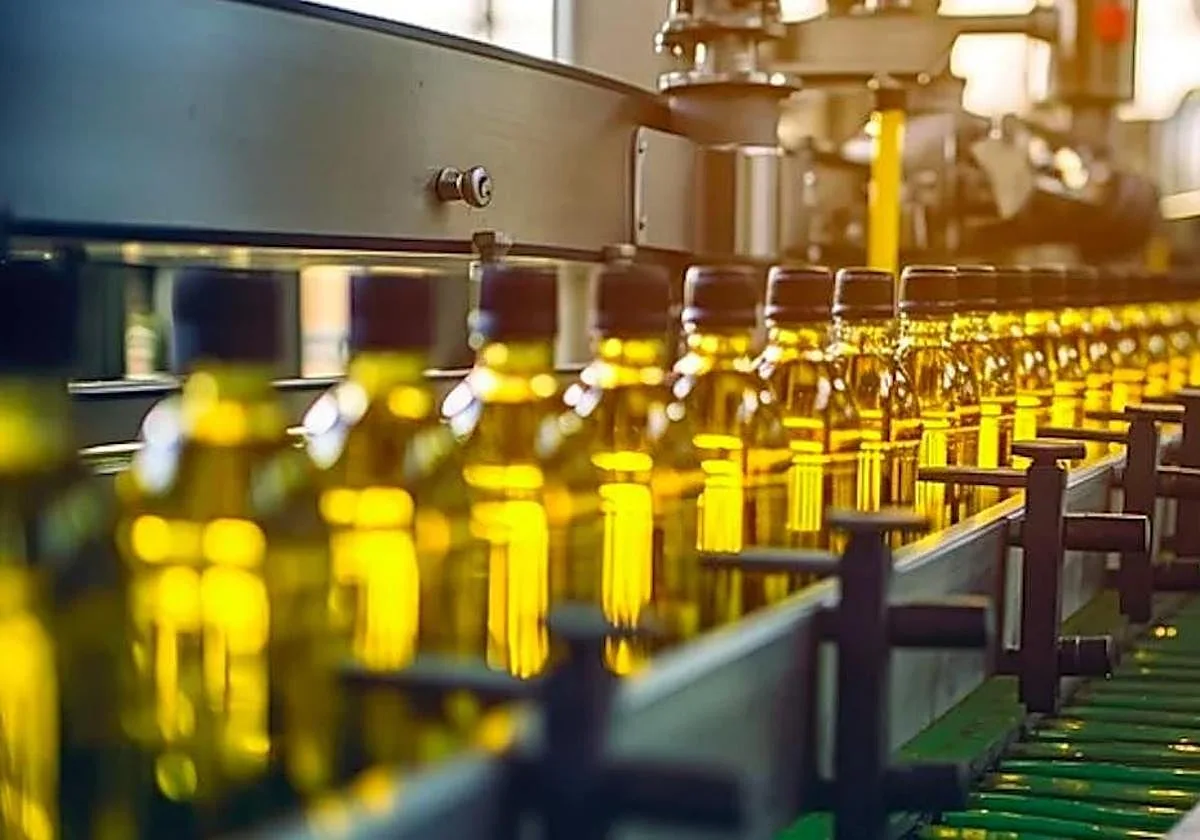 Los productores de aceite de oliva exigen al Gobierno que active el mecanismo para retirar producto y evitar la caída de los precios de origen