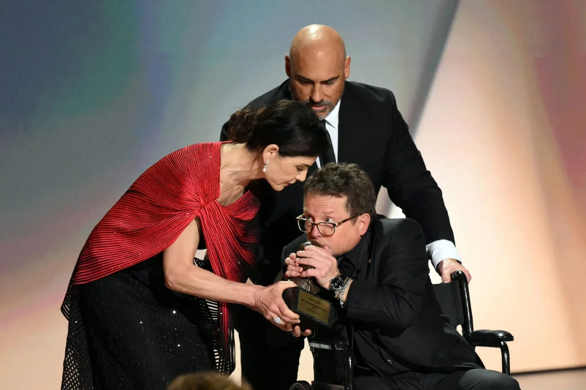 Michael J. Fox fue ovacionado en los Emmys 2026 tras recibir un premio humanitario