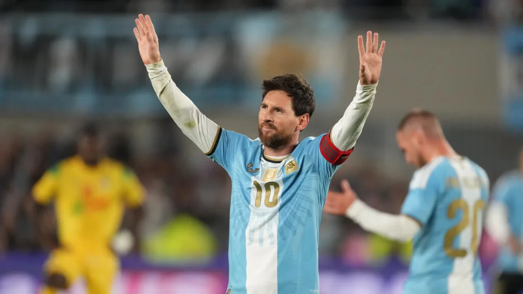 Entre lágrimas, argentinos dão adeus a Messi, que entra para a história como lenda viva do futebol