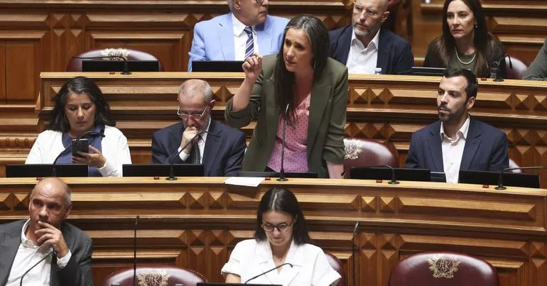 Livre acusa Chega de "folclore" com moção de censura