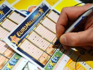EuroMillions : ils s’apprêtaient à vendre leur voiture avec un ticket à 1 million d’euros oublié dans le pare-soleil