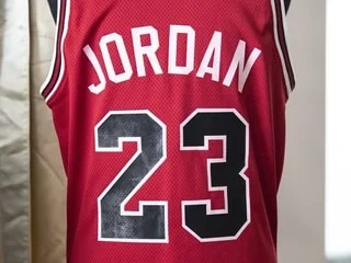 Un maillot de Michael Jordan vendu pour une somme record complètement folle