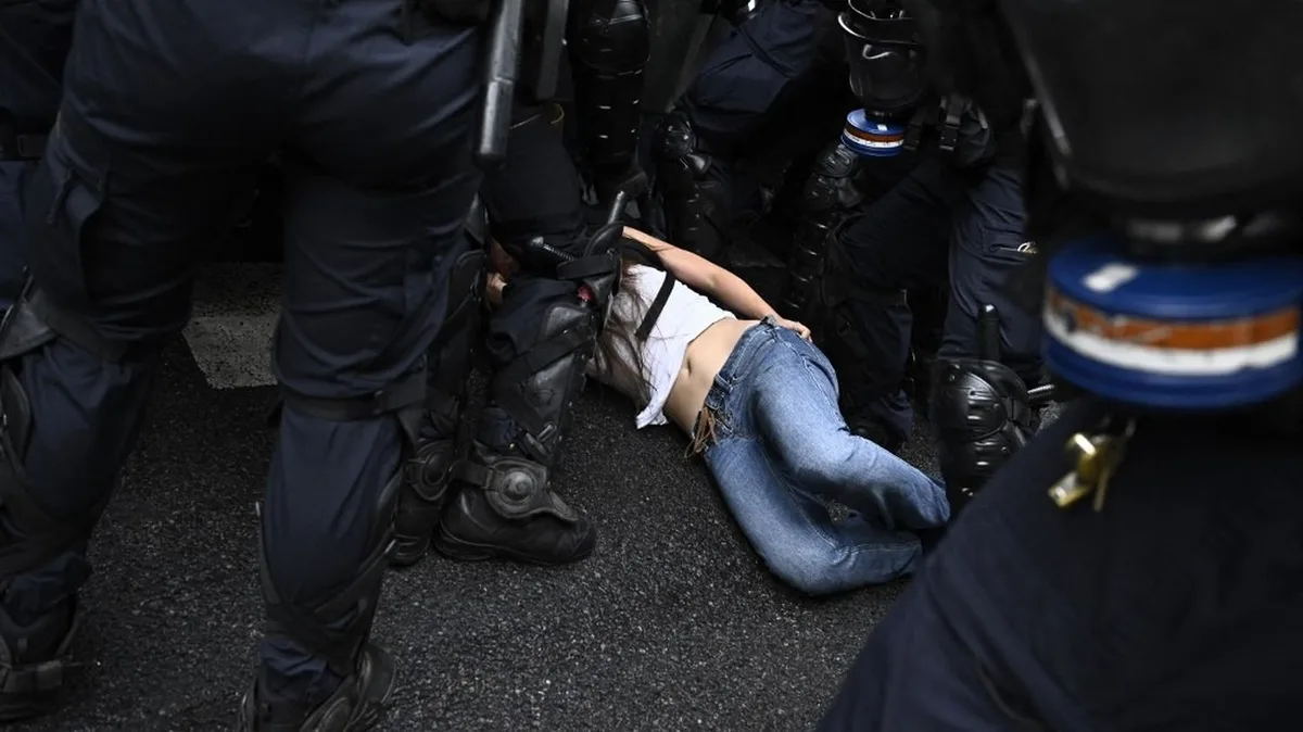 "Insultes et pressions" : des avocats dénoncent les conditions des gardes à vue de mineurs dans le cadre du mouvement des lycéens