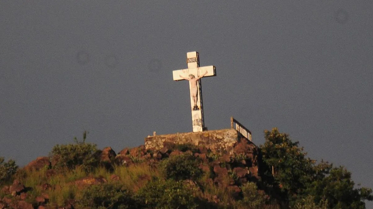 Tourists climb holy cross in Keralam’s Munnar, sparking outrage