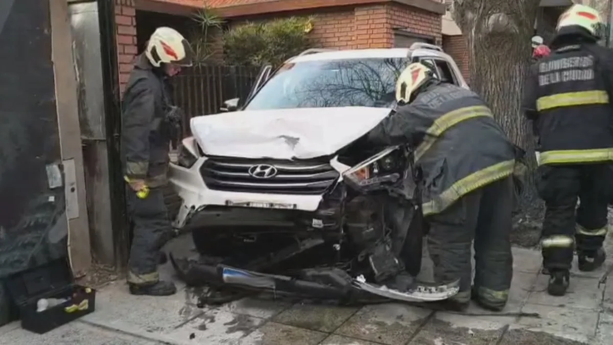 Un conductor chocó contra tres autos estacionados y terminó arriba de la vereda en Palermo