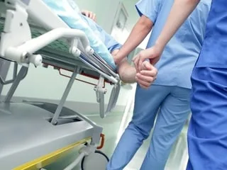Éligible à l’AME, il reçoit une facture de 3 975 € après une hospitalisation