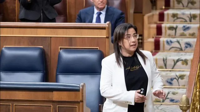 Deputada espanhola leva gás pimenta para debate. 12 pessoas assistidas