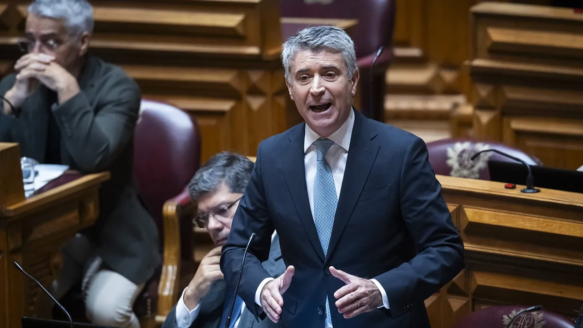 Carneiro duvida de verbas para pós-PRR e tempestades e acusa Governo de “incompetência”