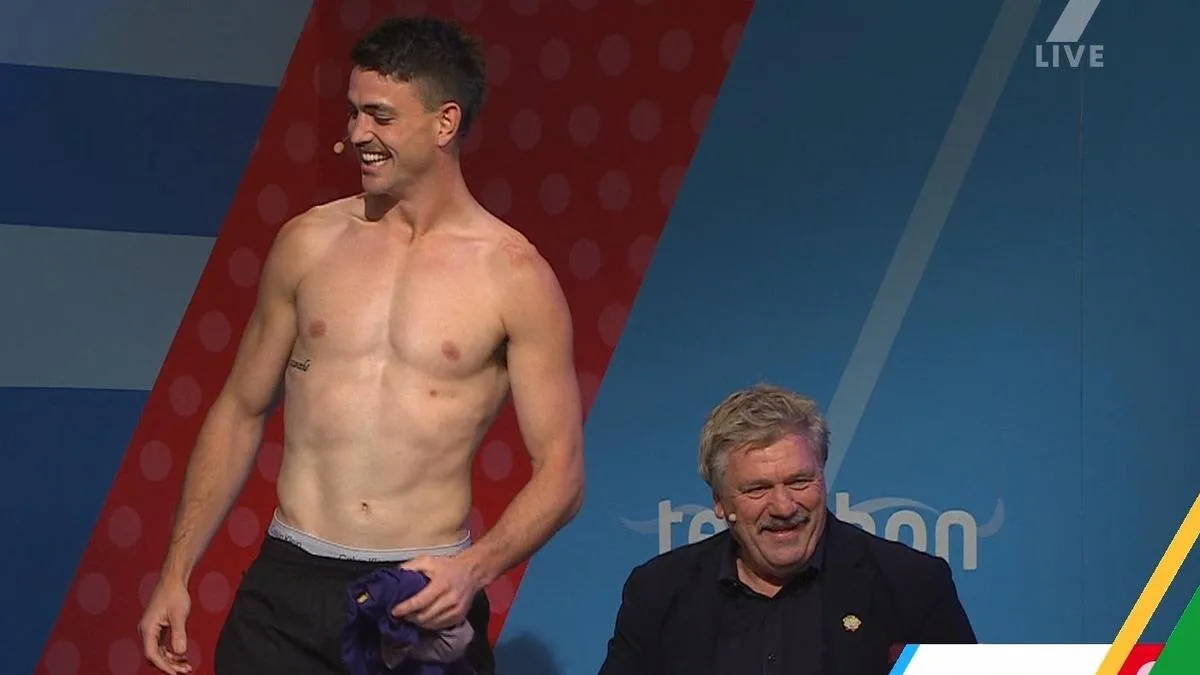 Fremantle Dockers star Patrick Voss strips off top in hilarious Telethon moment that sent RAC Crowd wild