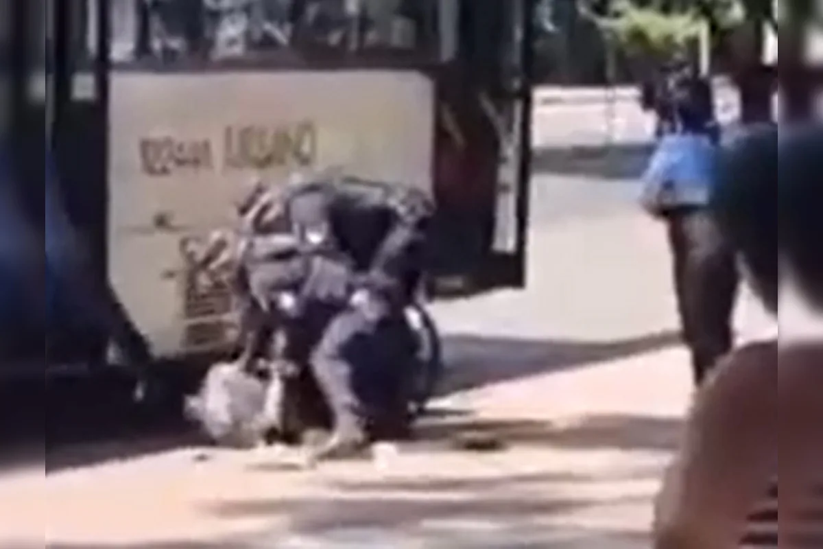 Cadeirante é preso após ameaçar cobradora de ônibus e morder policial no DF