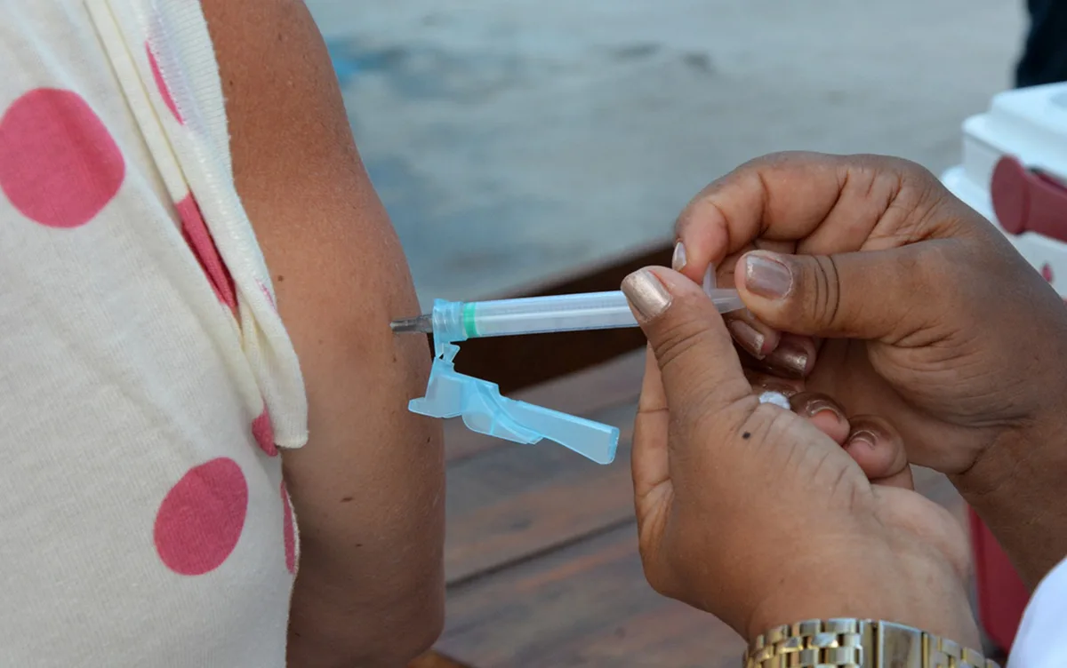 Vacinação antirrábica humana é ampliada para unidades em Feira de Santana; veja locais
