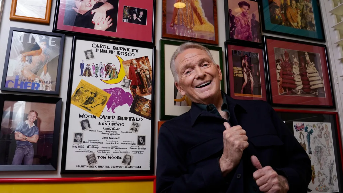 Bob Mackie, 'estilista das estrelas' que vestiu Madonna e Cher, morre aos 87 anos