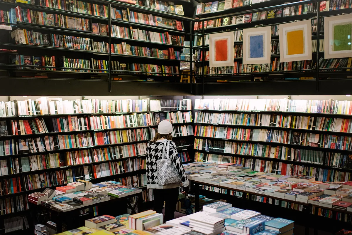 Una investigación reveló que Amazon destruye libros para entrenar a su IA