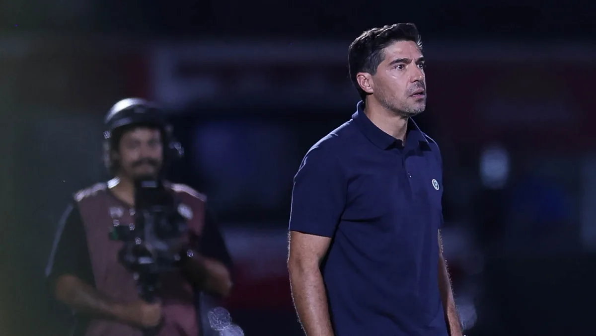 Abel Ferreira sofre denúncia no STJD por chute em microfone e pode ser suspenso por seis jogos