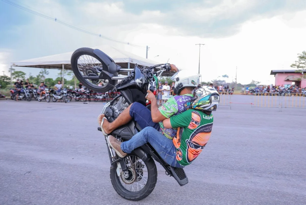 Fábio Rueda sobe em moto e participa de manobra “no grau” durante o Moto Fest