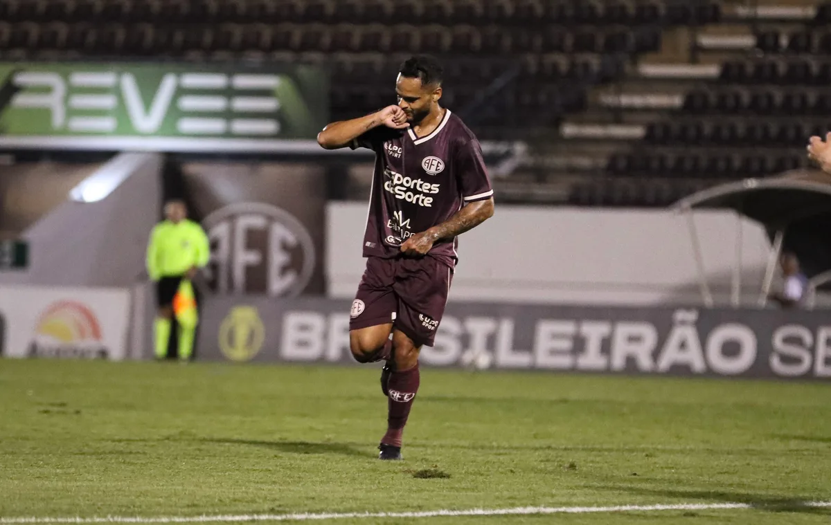 Juninho reforça identidade com a Ferroviária após gol em retorno