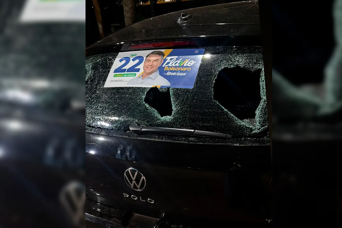 Carro com adesivo de Bolsonaro é apedrejado ao passar por ato do PT no DF