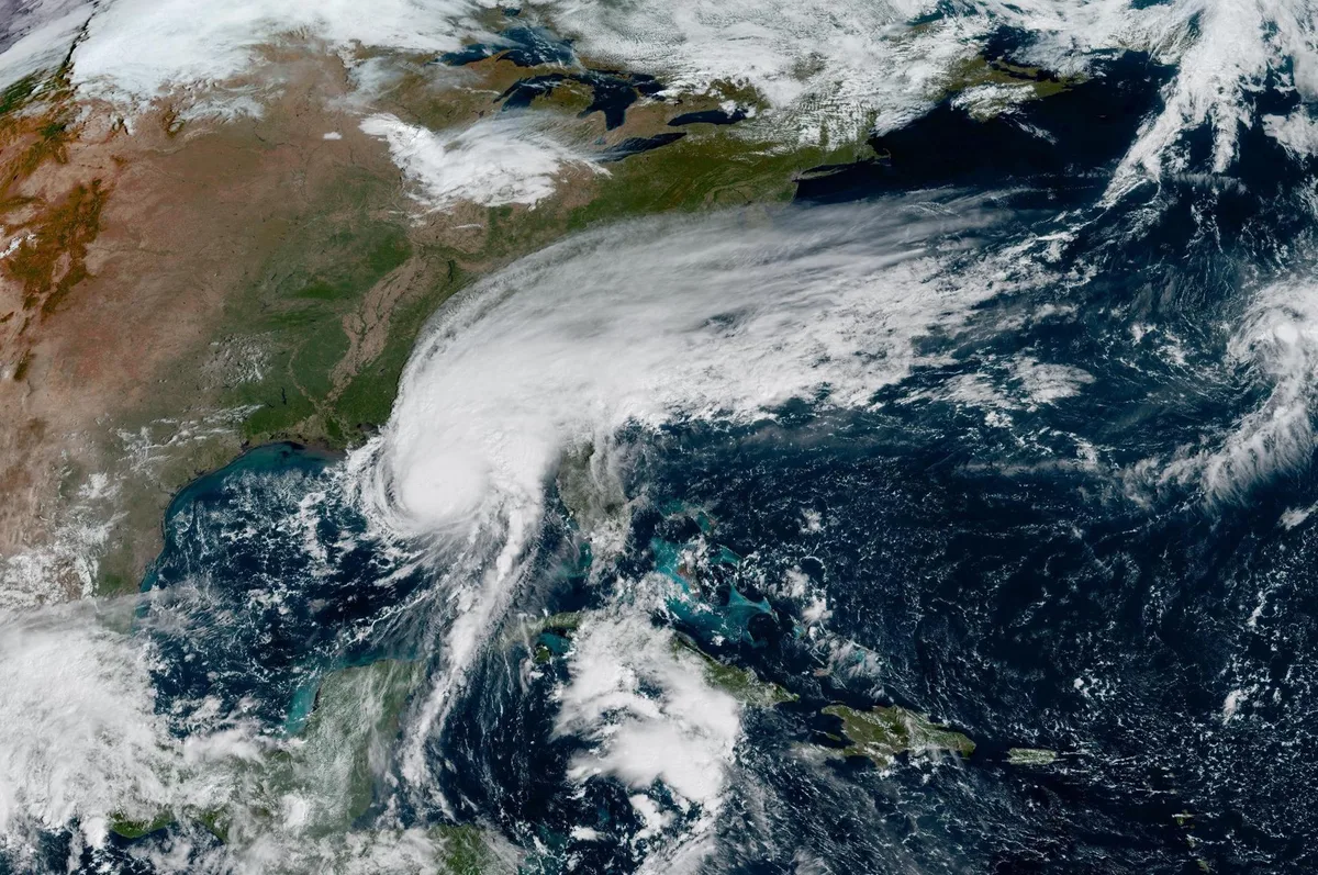 El huracán Isaías tocó tierra en Florida y redujo a categoría 1