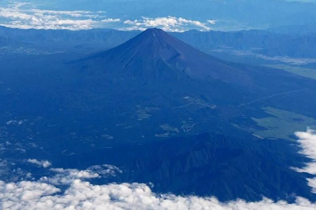 Pai deixa filho de 7 anos sozinho no Monte Fuji por oito horas após criança se cansar