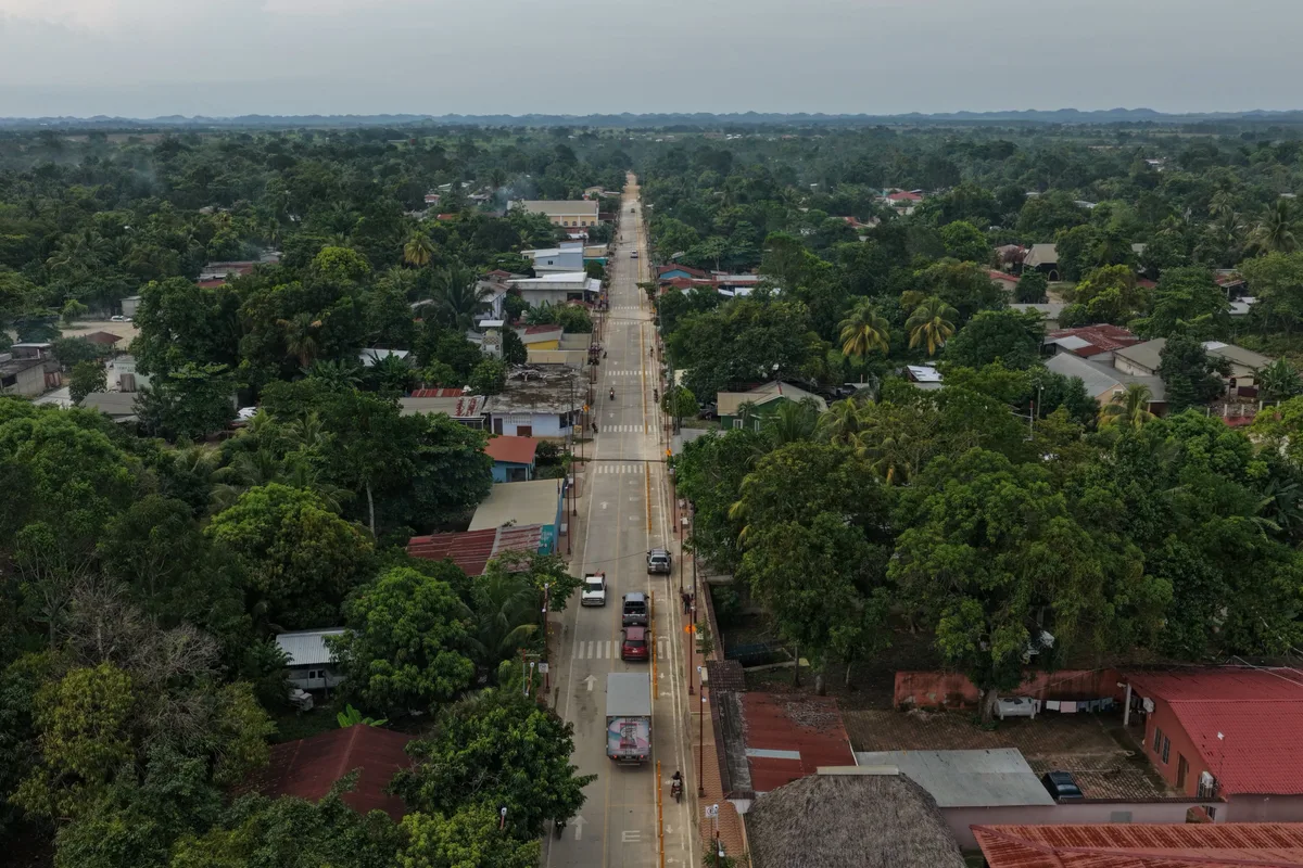 El presidente Arévalo supervisa dos proyectos viales financiados con fondos de desarrollo en Las Cruces, Petén