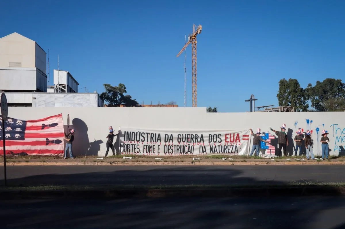 MST assume vandalismo na Embaixada dos Estados Unidos em Brasília