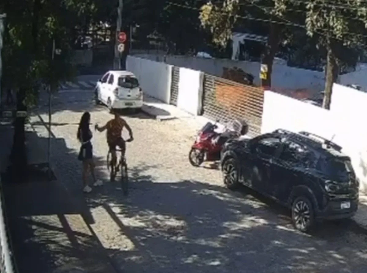 Cantora de brega tem celular furtado e corre atrás de bandido; VÍDEO