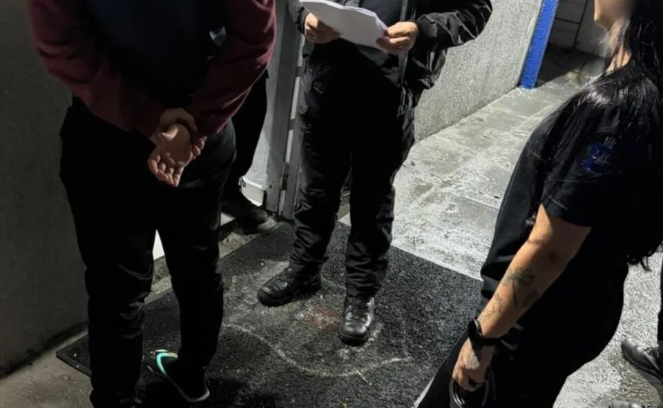 Com tornozeleira, suspeita de tráfico tenta fugir para dentro de casa, mas acaba presa na Grande Curitiba