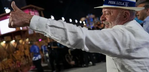 TSE aceita ação de Flávio Bolsonaro contra Lula por desfile no Carnaval